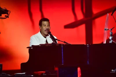 Lionel Richie faz declaração após apresentação no The Town: “Ainda sinto o amor” Lionel Richie faz declaração após apresentação no The Town: “Ainda sinto o amor”