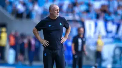 Mano Menezes teve reação inesperada devido a um erro na partida Grêmio x Mirassol Mano Menezes teve reação inesperada devido a um erro na partida Grêmio x Mirassol