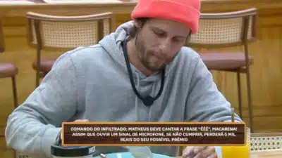 O participante Matheus é um infiltrado e recebe instruções da equipe de produção do programa