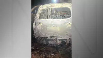 Veículo apreendido, utilizado em operação envolvendo ex-delegado-geral da polícia, é incendiado