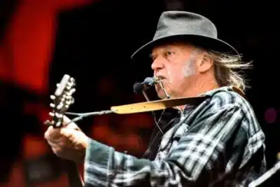 Neil Young é processado por uso do nome da banda Chrome Hearts Neil Young é processado por uso do nome da banda Chrome Hearts