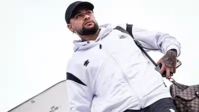 Neymar causa impacto, atraindo fãs do Atlético-MG e Cruzeiro ao hotel em Belo Horizonte Neymar causa impacto, atraindo fãs do Atlético-MG e Cruzeiro ao hotel em Belo Horizonte