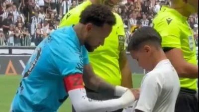 Menino recebe autógrafo do jogador Neymar de forma peculiar na Arena MRV Menino recebe autógrafo do jogador Neymar de forma peculiar na Arena MRV