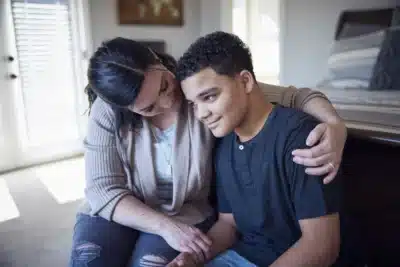 Pais podem auxiliar na saúde mental dos filhos durante o Setembro Amarelo