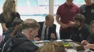 Príncipe William visita novo centro de saúde mental em Gales