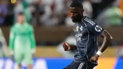 Rüdiger sofre lesão na coxa e ficará de fora do Real Madrid Rüdiger sofre lesão na coxa e ficará de fora do Real Madrid