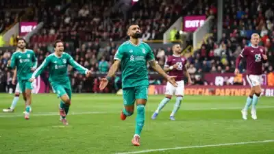 Liverpool conquista com gol nos minutos finais e mantém sequência invicta na Premier League