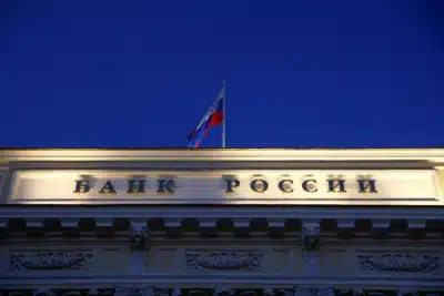 Banco Central da Rússia reduz a taxa de juros, porém mantém políticas restritivas