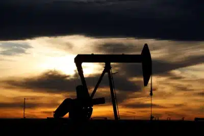 Petróleo encerra em alta devido ao risco geopolítico e sanções contra a Rússia