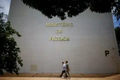 Banco central revisa projeção de crescimento do PIB para 2,3% e inflação para 4,8% em 2025 devido aos juros