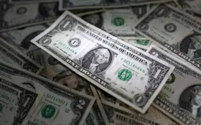 Dólar se mantém estável com atenção à decisão do BCE e inflação nos EUA