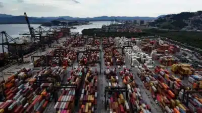 Queda nas exportações brasileiras aos EUA em agosto atribuída a tarifas, relata Amcham