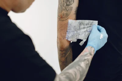 Tatuador é condenado por lesão corporal após procedimento em adolescente Tatuador é condenado por lesão corporal após procedimento em adolescente