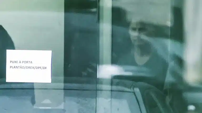 Bolsonaro em Casa: Prisão Domiciliar e Restrições Após Complicações de Saúde