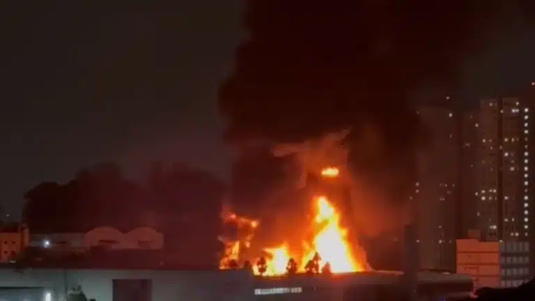 Incêndio devastador atinge distribuidora de tintas em Diadema; bombeiros lutam contra as chamas!