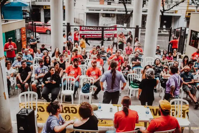 Greve dos Servidores Federais Acesa: UFCSPA e Críticas ao Governo!