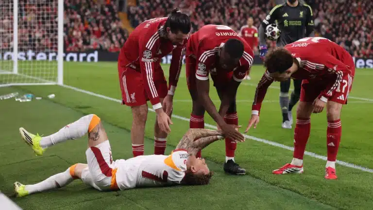 Galatasaray anuncia cirurgia de emergência para Noa Lang após lesão grave contra o Liverpool