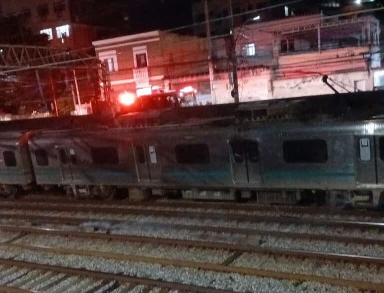 Trem da SuperVia pega fogo no Rio: explosões e clarões chocam passageiros