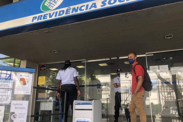 INSS causa pânico entre aposentados: 13º bloqueado e atendimento em crise!