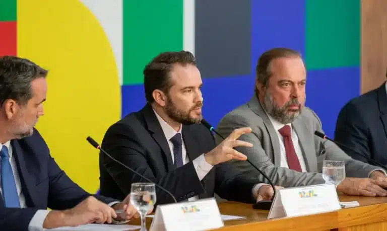 Imposto de Cigarros sobe para cobrir isenção de combustível e conta com royalties?