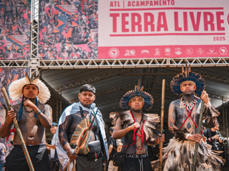 Acampamento Terra Livre: Indígenas Mobilizam em Brasília Contra Políticas Prejudiciais