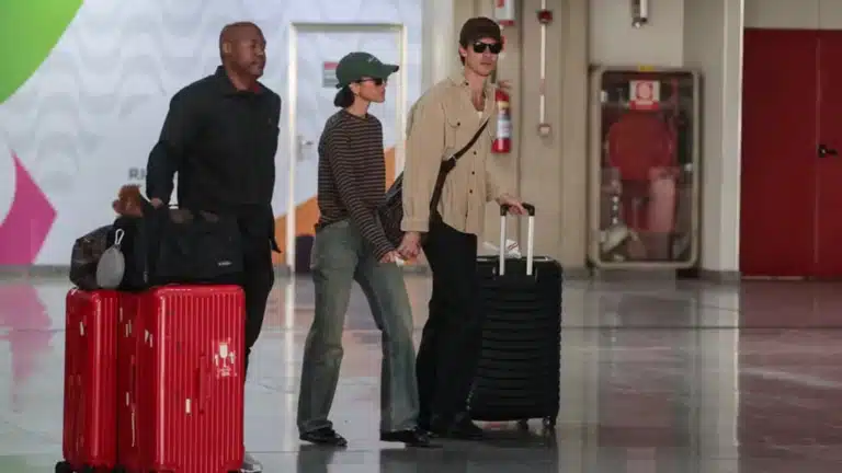Bruna Marquezine e Shawn Mendes são flagrados em momento romântico no aeroporto!