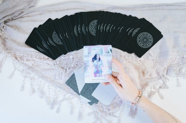 Descubra Como Fazer um Jogo de Tarot: Dicas para uma Consulta Reveladora!