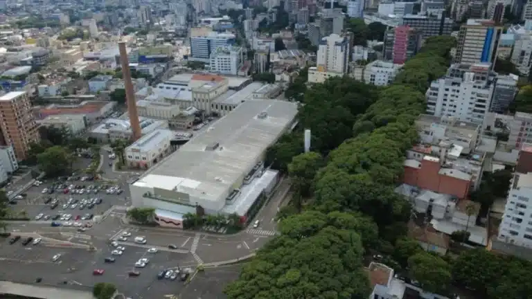 Edifício de 20 Andares em Porto Alegre Suspensa: Crise Ambiental e Justiça!