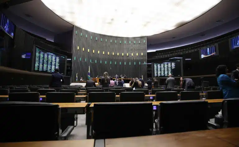 Partido Liberal brilha com novas filiações e supera União Brasil na Câmara dos Deputados