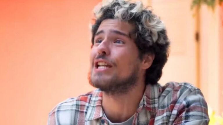 Raul se transforma em Três Graças e busca emprego na reta final da novela das 21h!