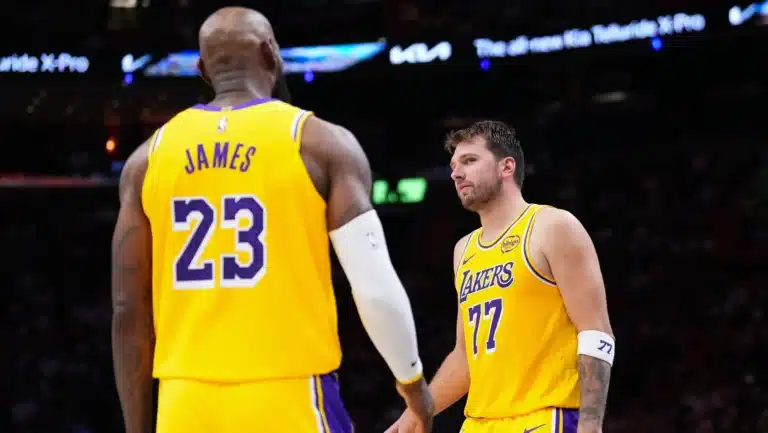 Luka Doncic brilha e LeBron James faz história em vitória dos Lakers sobre os Cavaliers!