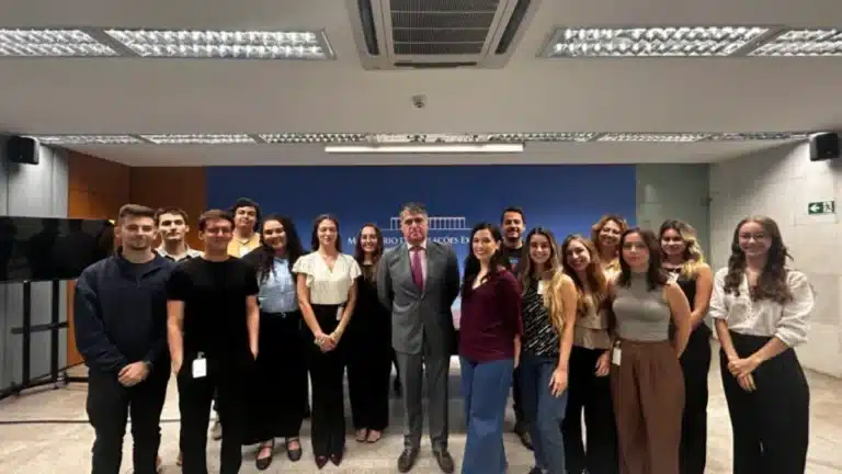 Trainees do Poder360 no Itamaraty: O segredo da comunicação governamental revelado!