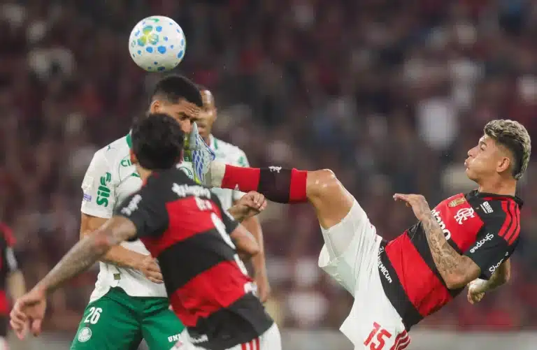 Torcida Raça Rubro-Negra protesta na casa de Jorge Carrascal após expulsão polêmica