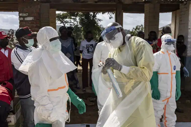 Surto de Ebola avança rapidamente na República Democrática do Congo e Uganda, alerta OMS
